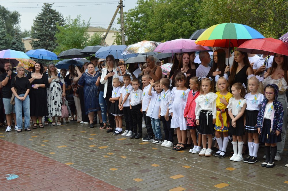 Під акомпанемент дощу: Свято Першого дзвоника у Березанському ліцеї (фото)