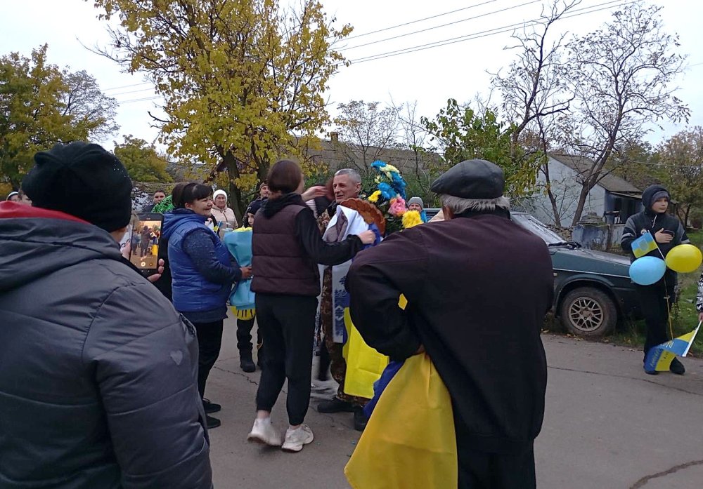 Зі сльозами на очах: у Прогресівці зустріли з полону воїна-земляка В’ячеслава Зеленка