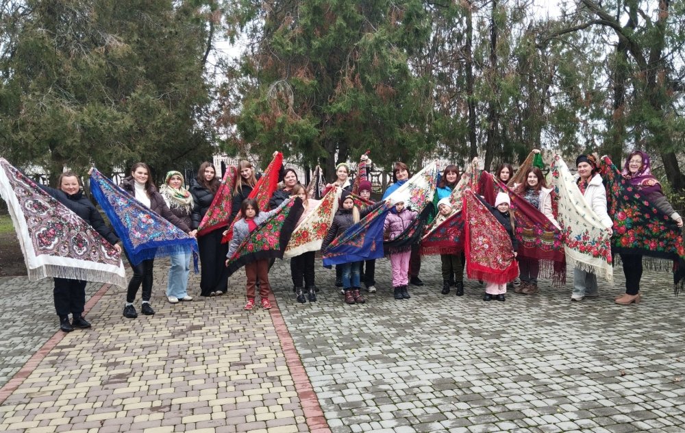 Хустки в’язали, традиції українського роду прославляли: День української хустки в Лиманівському ліцеї (фото)