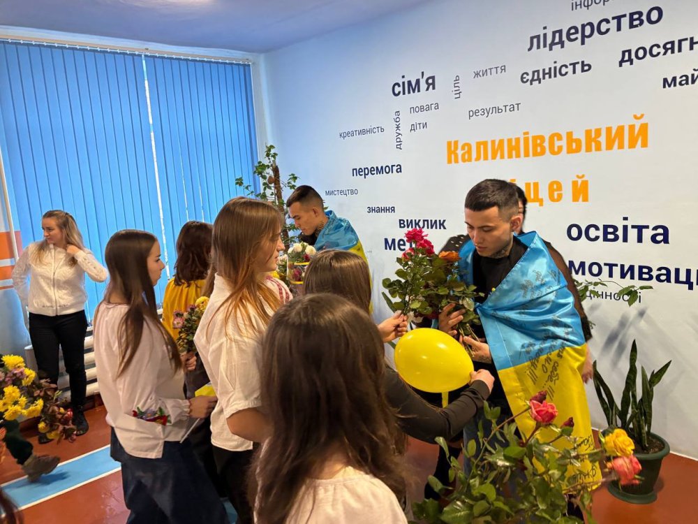 В Калинівському ліцеї зустріли випускників братів Баканових з полону (фото)