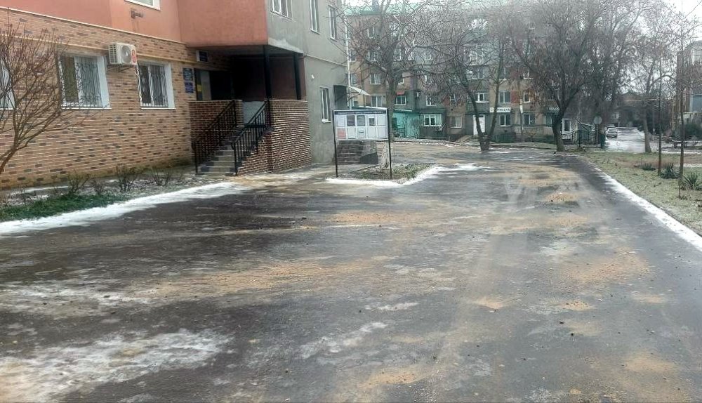 У Коблівській громаді борються з ожеледицею (фото)