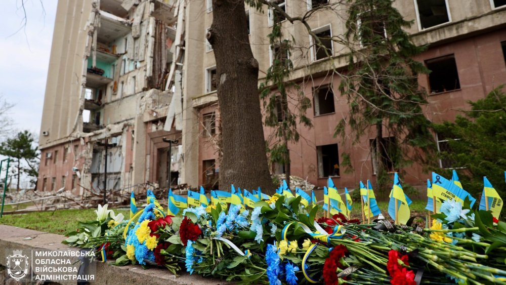 У Миколаєві вшанували пам’ять загиблих під час удару по обласній адміністрації (фото)