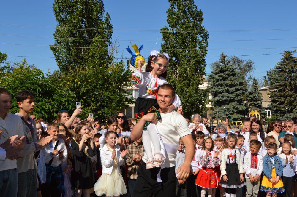 Останній дзвоник у Березанському ліцеї — мелодія дитинства і прощання зі школою (фото)