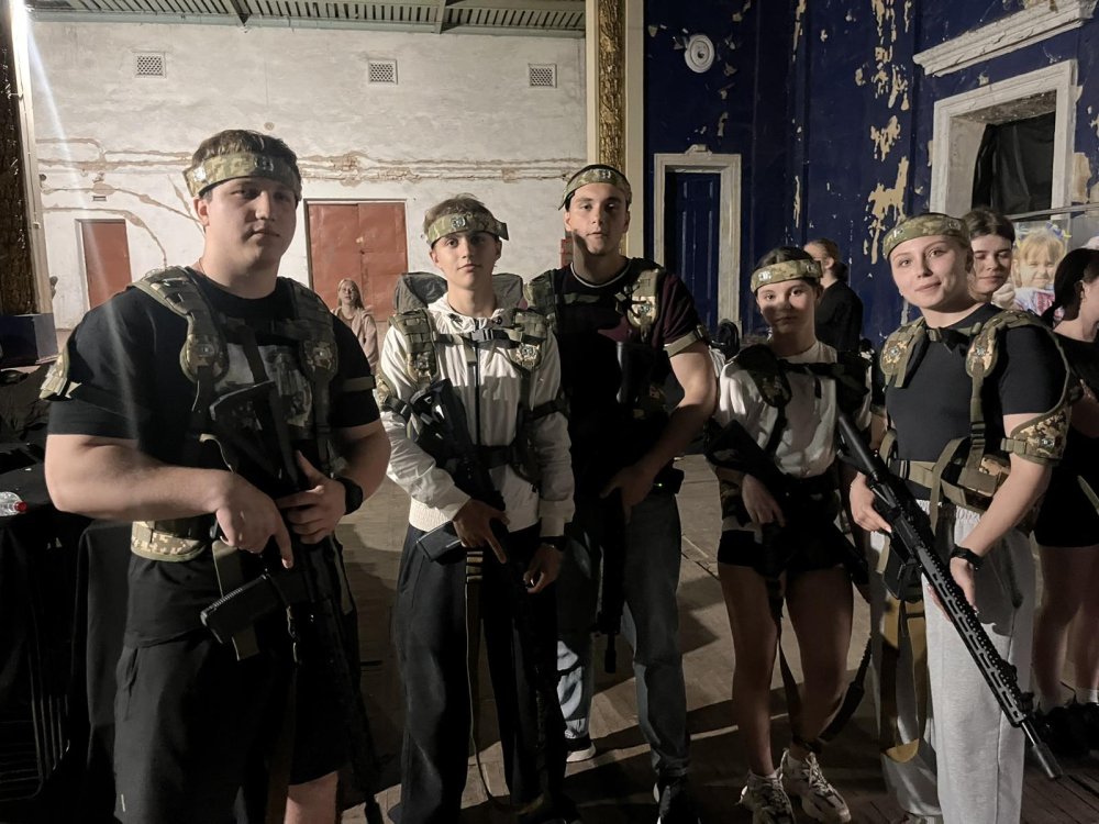 «Покоління стійкості»: у Миколаєві відбувся пілотний молодіжний вишкіл, під час якого учасників навчали тактичної медицини, роботи з БПЛА та основам національного спротиву (фото)