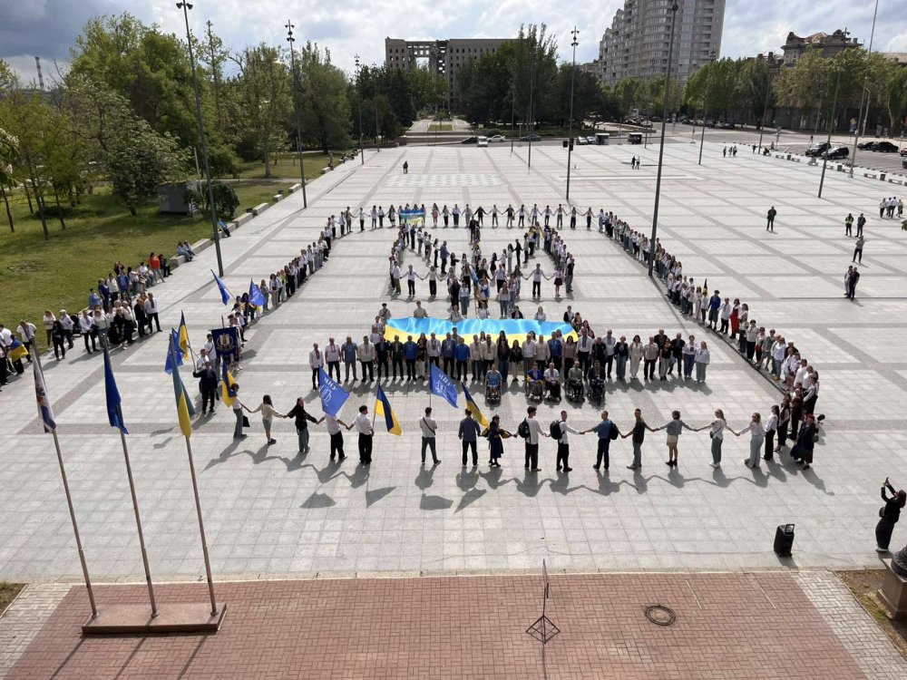Марш вишиванок і живий Герб України: у Миколаєві стартував Тиждень української ідентичності (фото)
