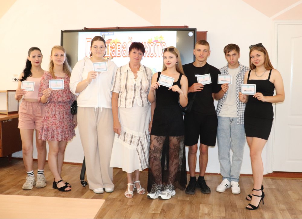 Крок у доросле життя: у Краснянському ліцеї випускникам вручили свідоцтва про середню освіту (фото)