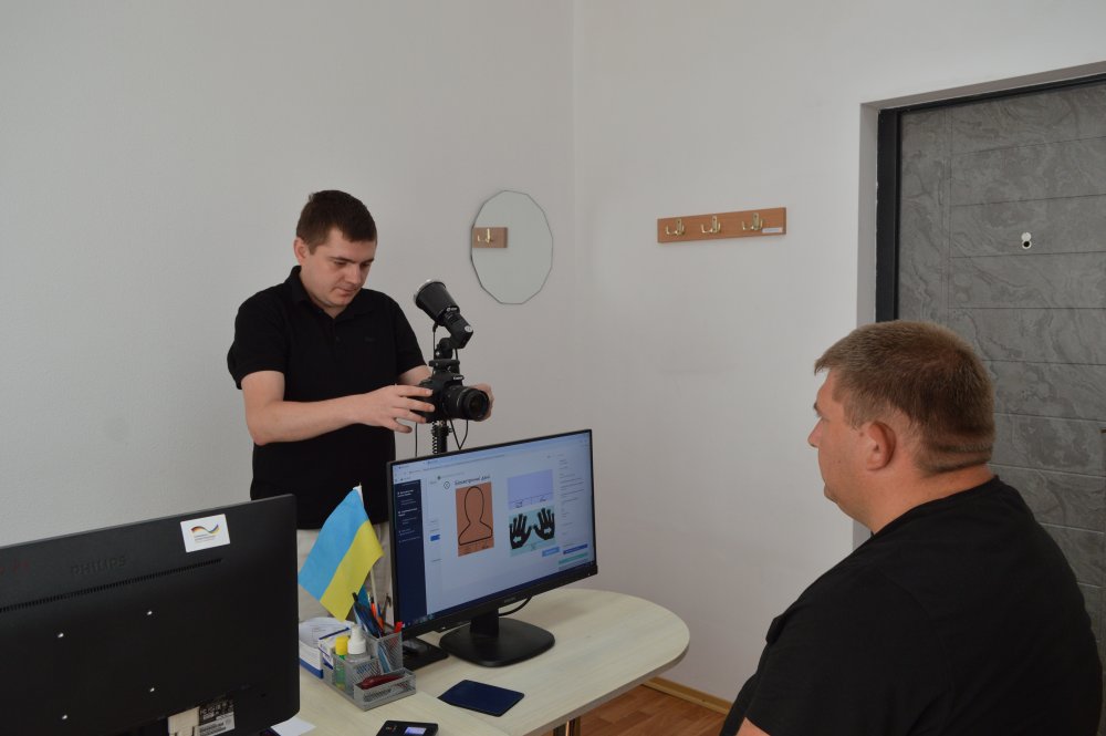 Закордонний паспорт: що варто перевірити перед поїздкою та де оформити документи