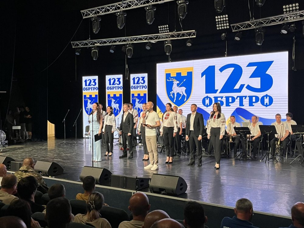 У Миколаєві 123-тя бригада ТрО відзначила восьму річницю створення: освятили мотиваційний прапор та нагородили військовослужбовців (фото)