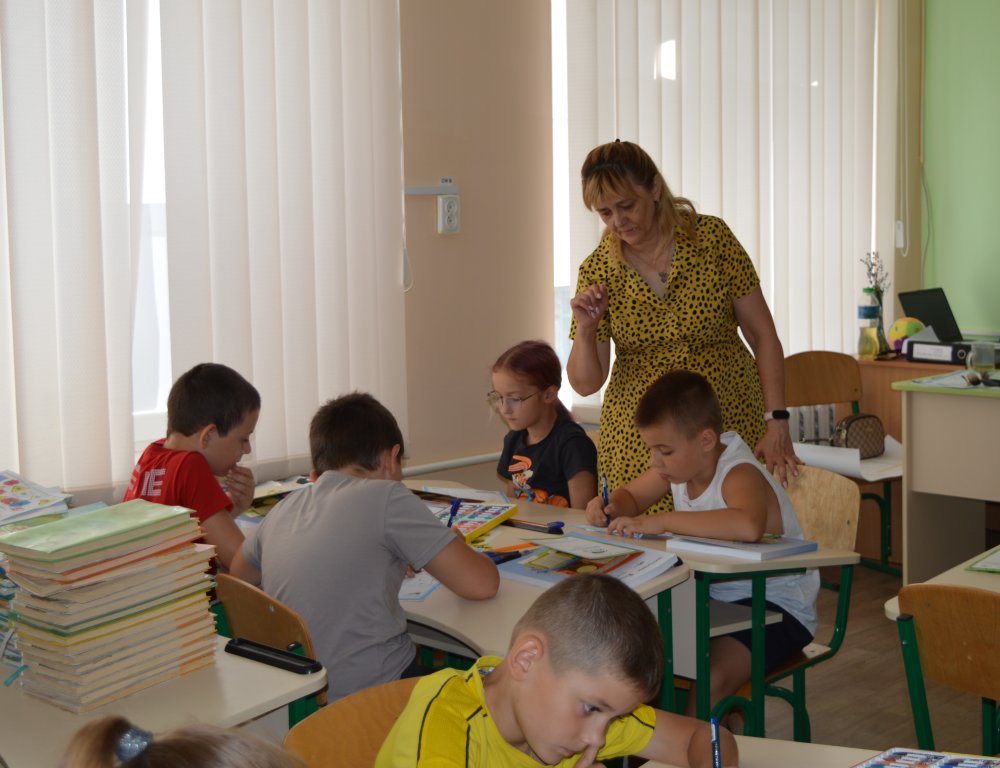 Класовод Олена зі своїм 3-В класом.